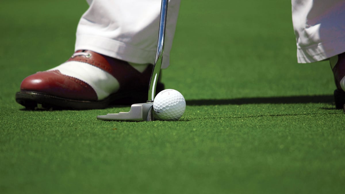 Golfare på Oakmont Country Club förbereder sig inför US Open 2025.