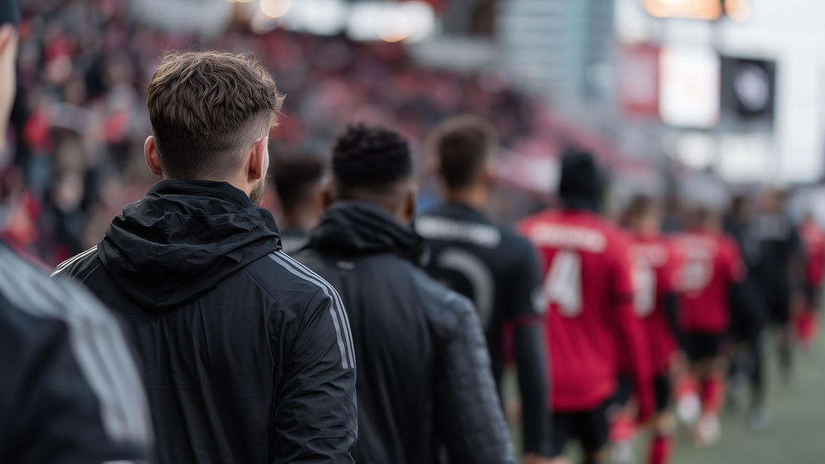 Ett fotbollslag i Allsvenskan går ut på planen.