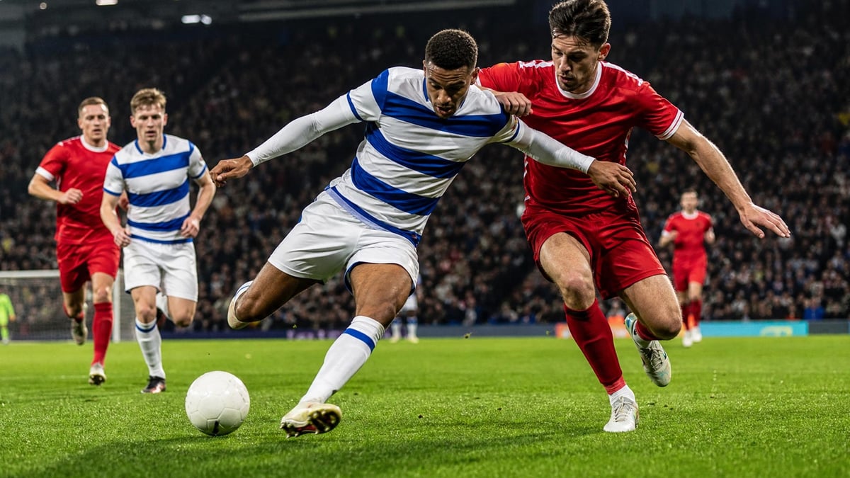 En spelare skjuter iväg bollen i The Championship.