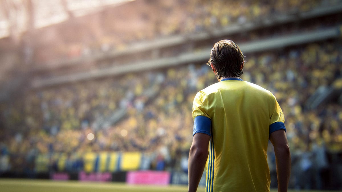 En svensk fotbollsspelare går ut på arenan.