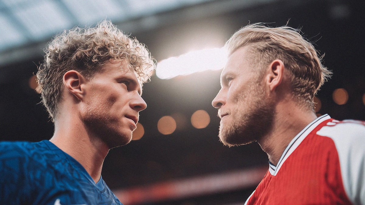 Två fotbollsspelare inför en match.