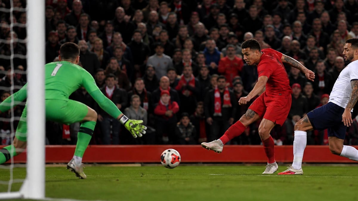 Liverpool gör mål i en Premier League-match.