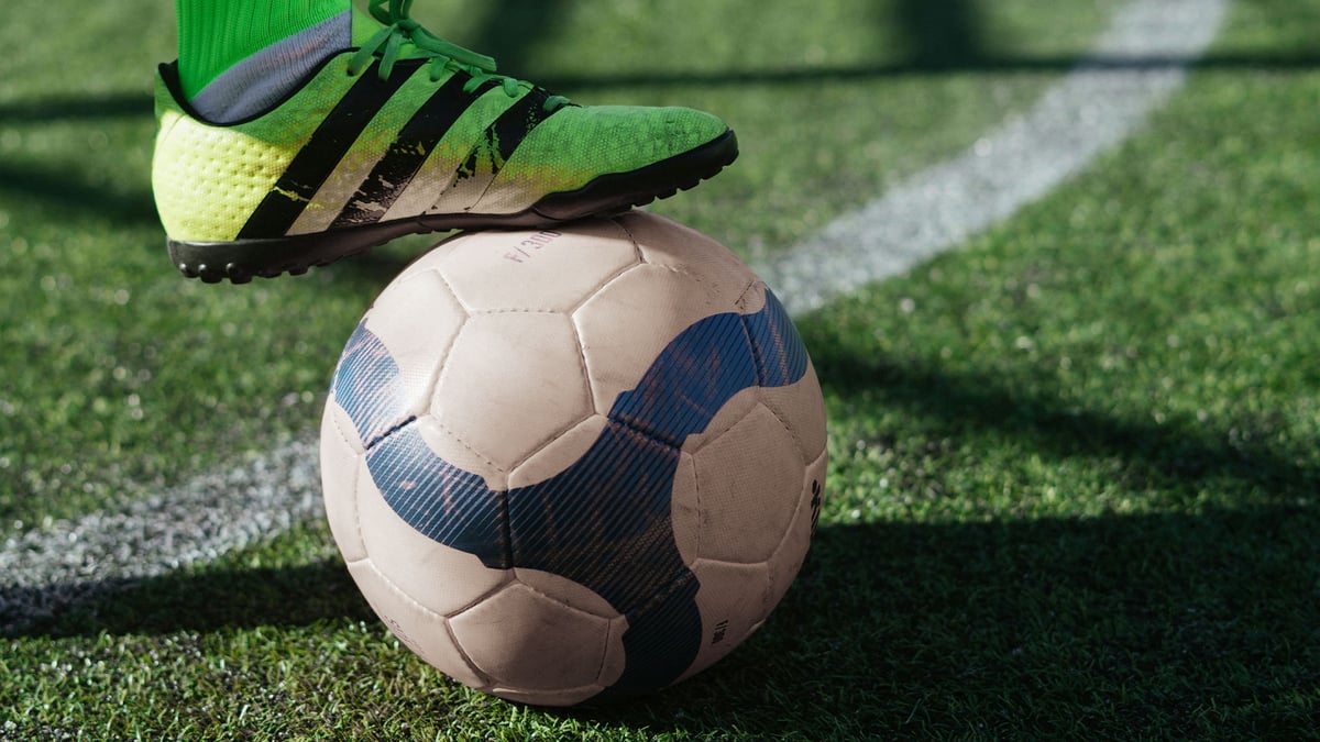 En spelare med en fotboll.