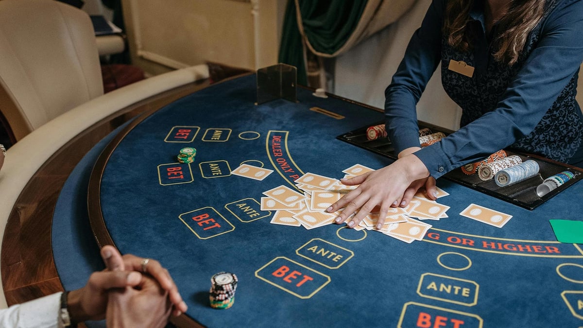 En dealer blandar korten inför ett parti Baccarat i ett live casino.